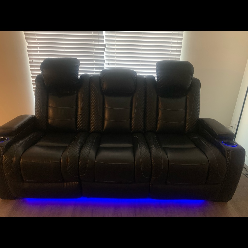 Couch - Picture 3 of 9